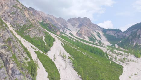 Weißer-Teppich-Sand-Gebirgspass-Von-Pragser-Wildsee-Italien