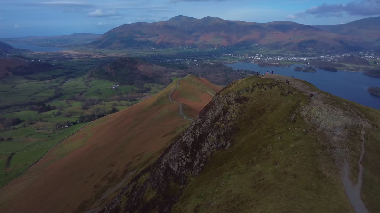 산, 언덕, 초록색과 호수의 항공 드론 비디오 - catbells, keswick, lake district, 영국