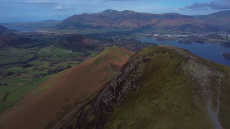 Vídeo-Aéreo-De-Drones-De-Montañas,-Colinas,-Vegetación-Y-Lago---Catbells,-Keswick,-Distrito-De-Los-Lagos,-Reino-Unido