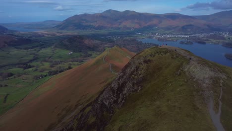 video aéreo de drones de montañas, colinas, vegetación y lago - catbells, keswick, distrito de los lagos, reino unido