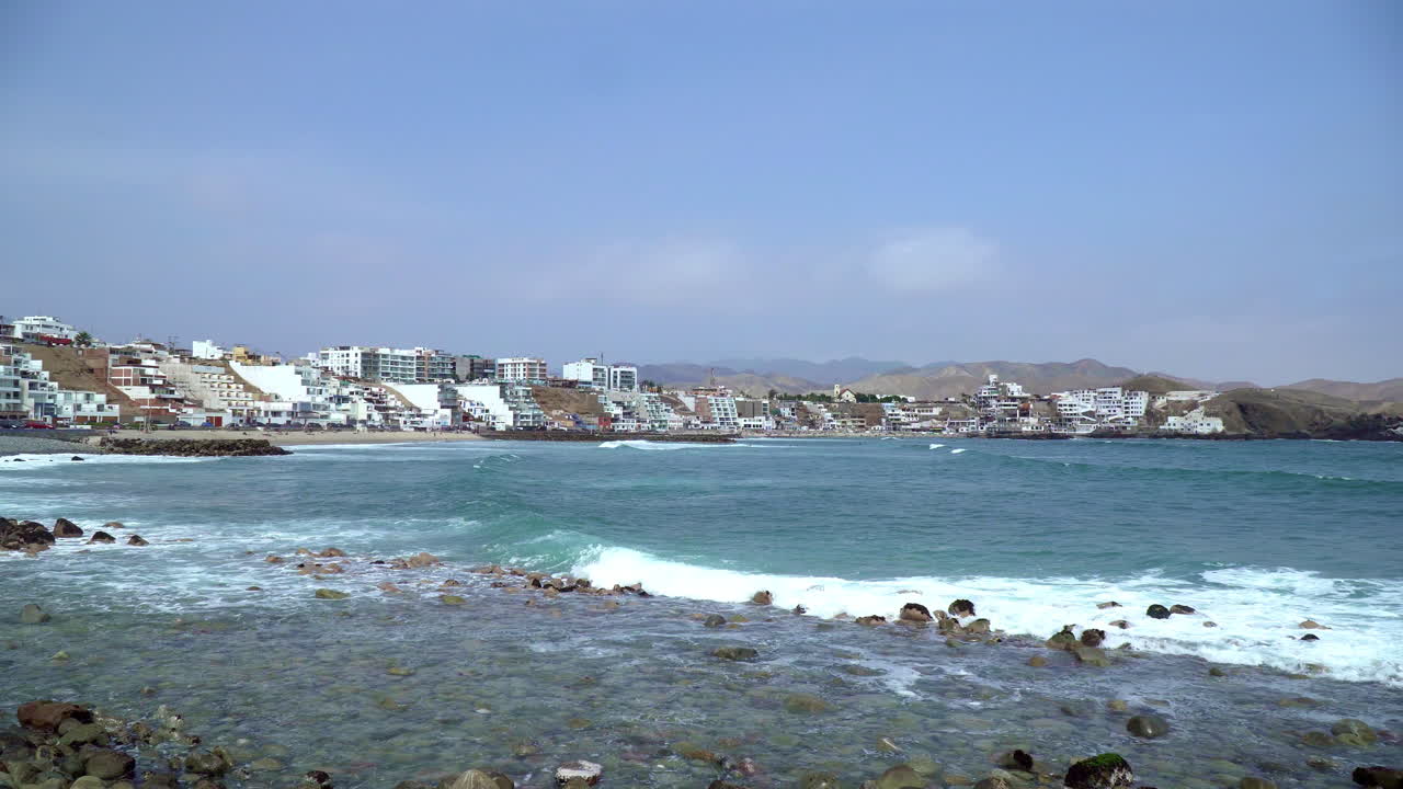 hermosa vista panorámica del distrito de san bartolo con olas del océano pacífico rompiendo a lo largo de las rocas en lima, perú