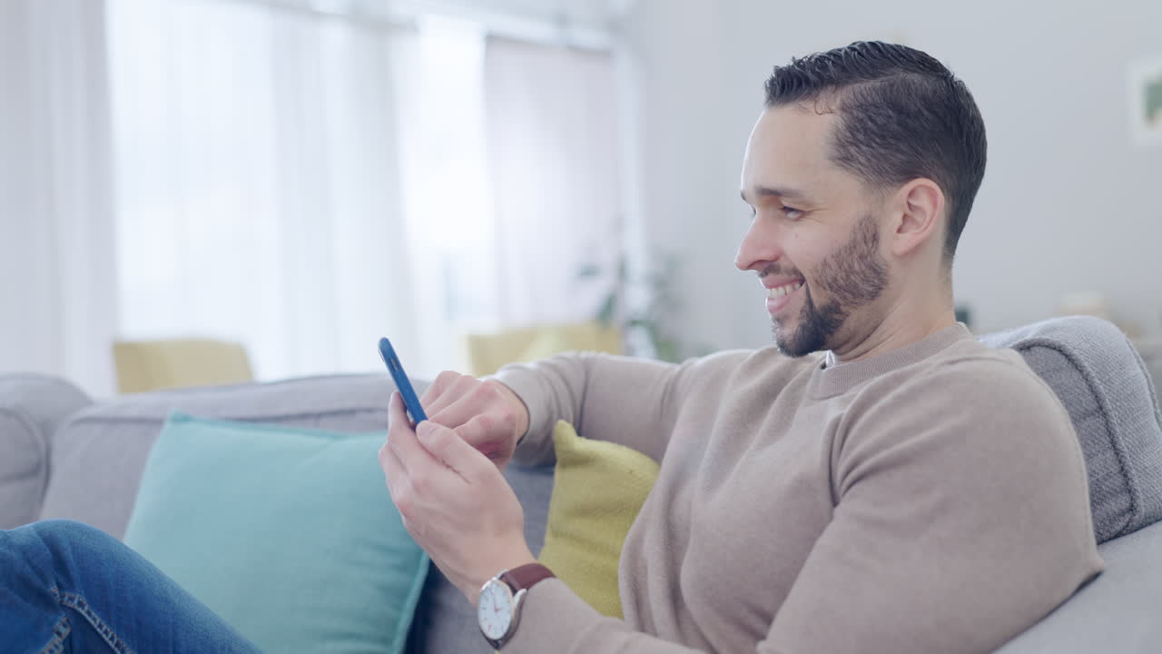 aplicación móvil, elección o hombre feliz en comida rápida