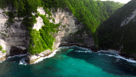 Acantilados-De-Kelingking-En-La-Isla-De-Nusa-Penida,-Provincia-De-Bali,-Indonesia