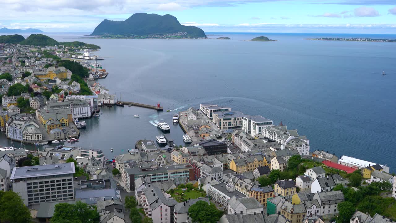ciudad de alesund, noruega