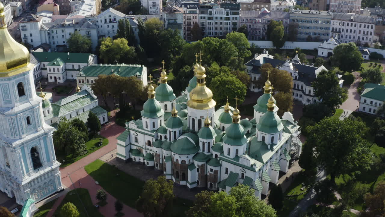 campanario y catedral de santa sofía en kiev, ucrania