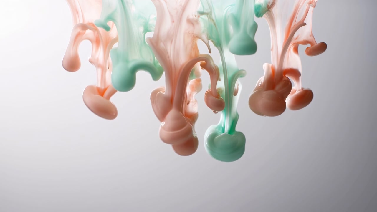 Molteplici spesse e lucide volute di liquido pastello viscoso scorrono verso il basso su uno sfondo neutro, creando bulbi allungati, colli stretti, viticci affusolati e una delicata mescolanza con una morbida luce da studio.