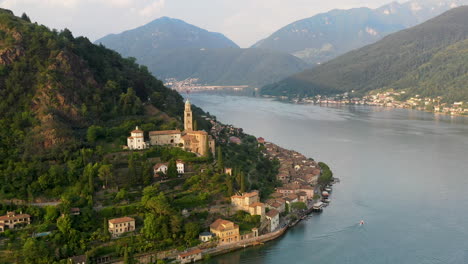 Breite-Rotierende-Drohnenaufnahme-Der-Chiesa-Di-Santa-Maria-Del-Sasso-In-Der-Schweiz,-Die-über-Den-Luganersee-Fliegt