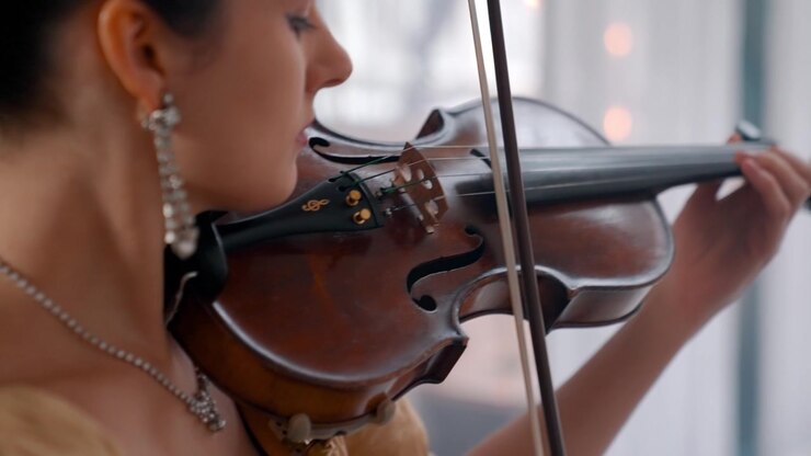 Donna elegante che suona musica classica al violino