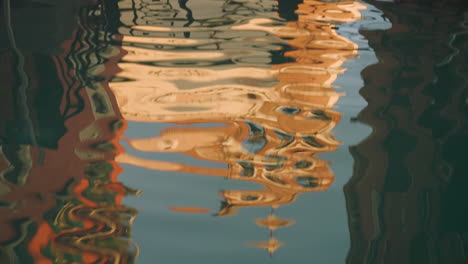 Toma-Vertical-De-Reflejos-En-Las-Aguas-Del-Gran-Canal-En-Venecia,-Italia