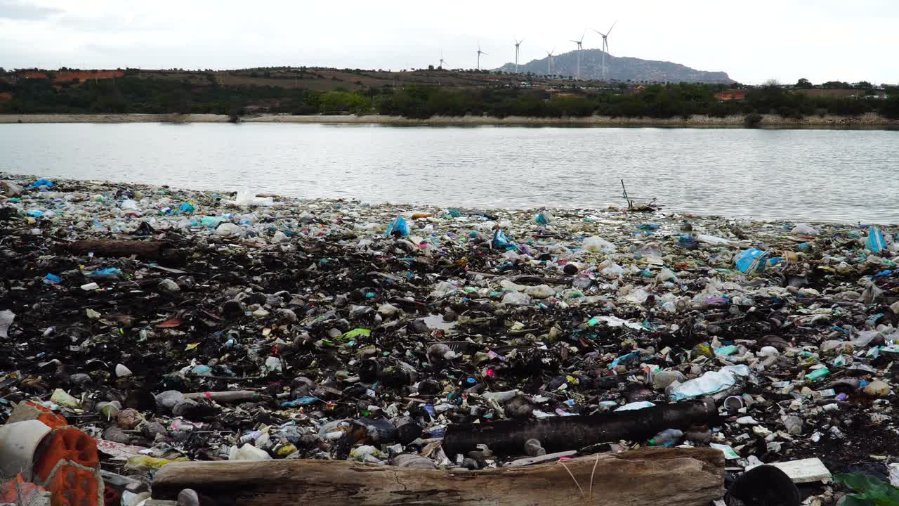 pila de desechos y basura plástica arrastrada a tierra en la playa en son hai, vietnam