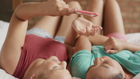 amigos pasando el rato en casa usando tecnología dispositivo de teléfono inteligente compartiendo redes sociales