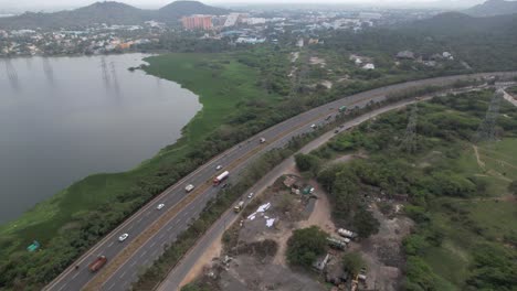 siguiendo un coche a través de un avión no tripulado y capturando la vista aérea