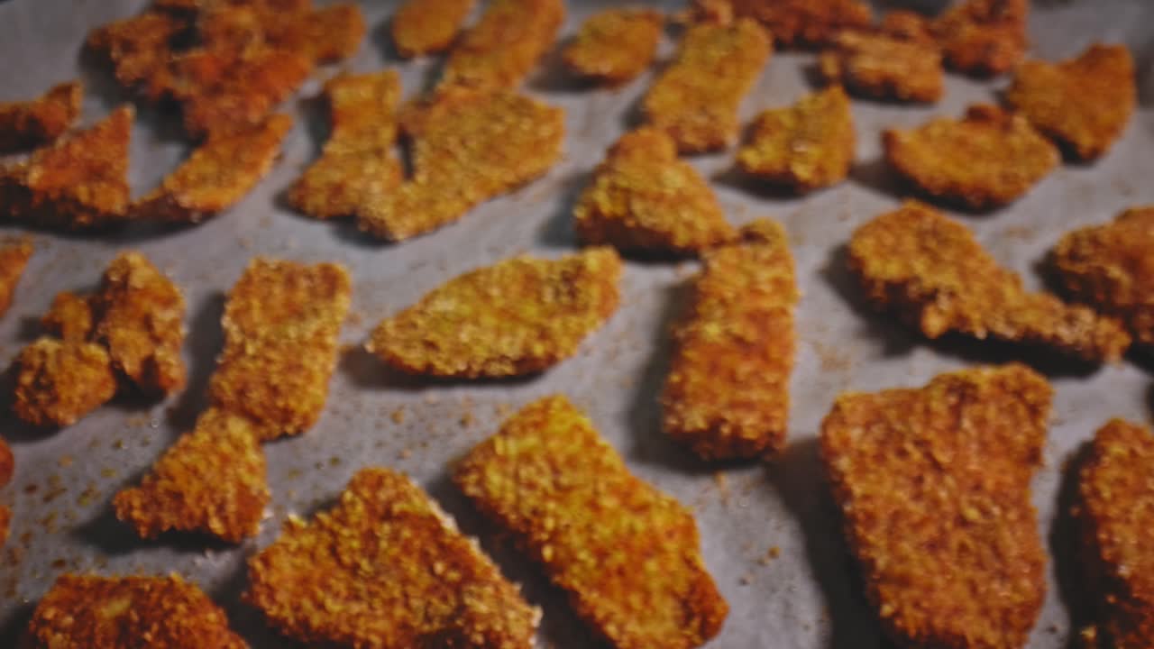 deliciosos nuggets de pollo recién salidos del horno enfriándose en una sartén