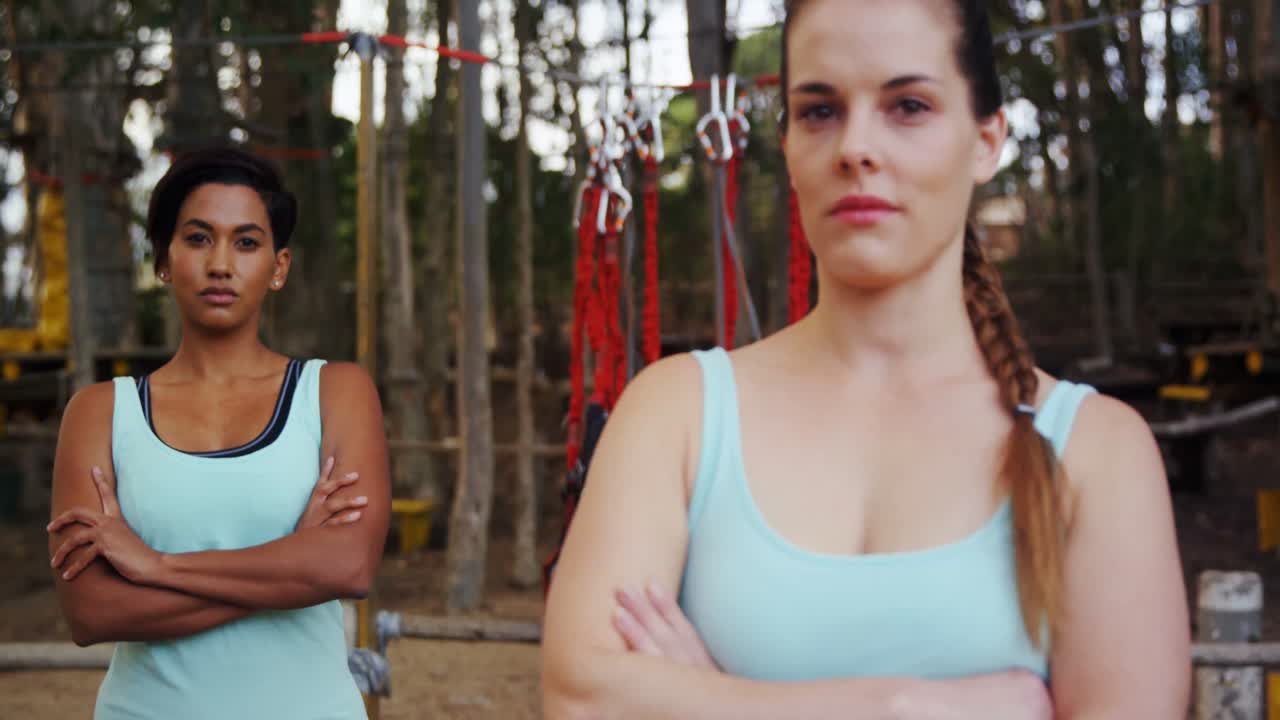 уверенные в себе женщины стоят с перекрещенными руками 4к