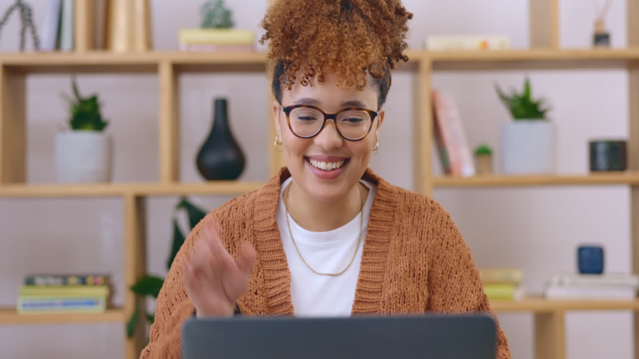 Fjernarbejde, vink og en kvinde på videoopkald