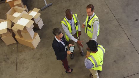 Staff-meeting-on-the-warehouse-floor-4k