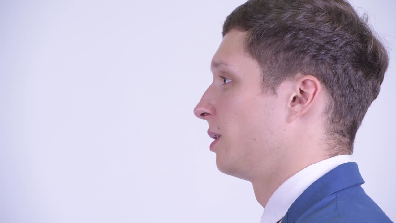 joven feliz y guapo hombre de negocios en traje