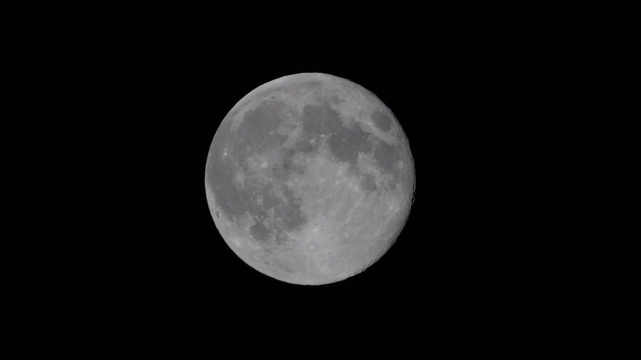 Lua movendo-se pelo céu noturno