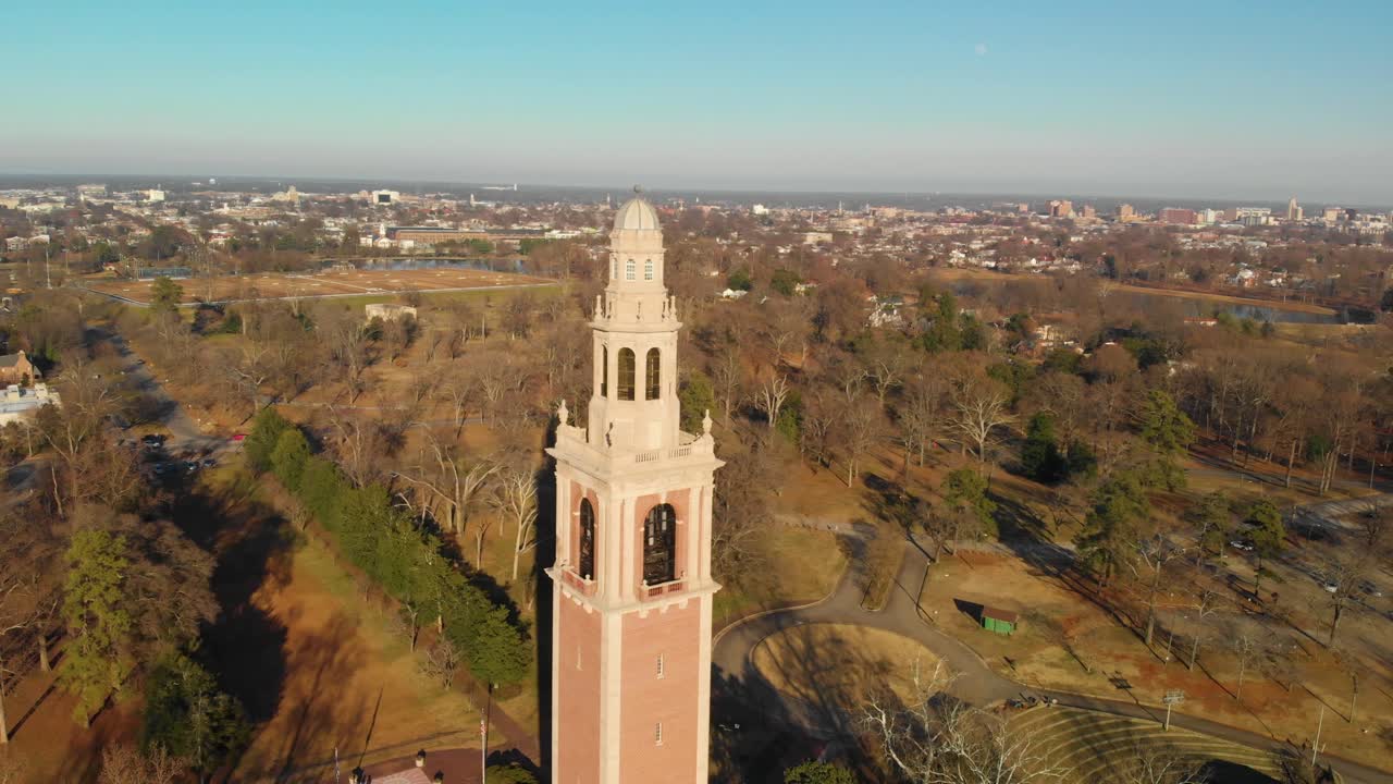 층층 나무 델 카리용 타워 리치몬드 버지니아 공중선