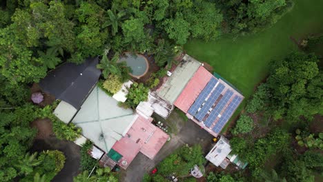 Vista-Aérea-De-Arriba-Hacia-Abajo-De-Los-Edificios-Y-La-Piscina-En-La-Selva-Tropical-De-Daintree,-Queensland,-Australia