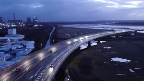 Luftaufnahme-Mersey-Gateway-Beleuchtete-Autobahnbrücke-Überführung-Fahrspuren-Am-Frühen-Morgen-Sonnenaufgang-Dolly-Rechts