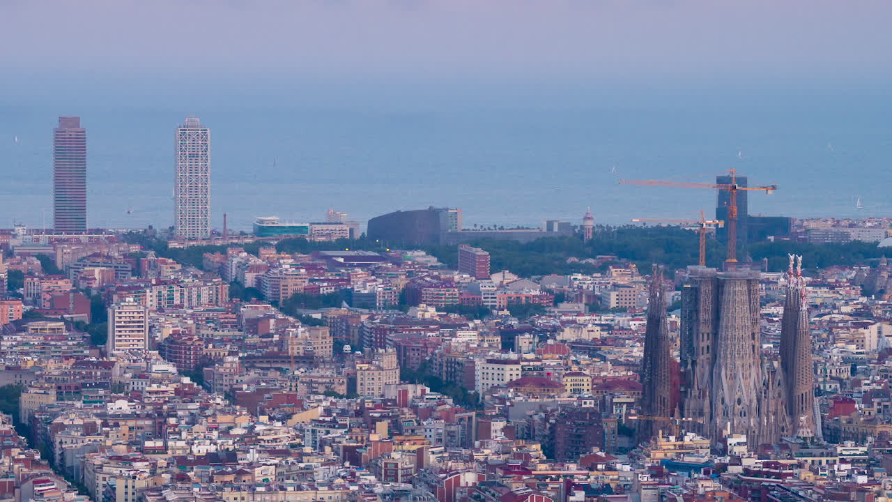 Timelapse di Barcellona al tramonto visto dal Turó de la Rovira o Bunkers del Carmel
