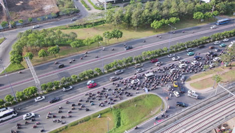 Cars-And-Motorbikes-At-The-Main-Road-During-Rush-Hour-In-Ho-Chi-Minh-City,-Vietnam