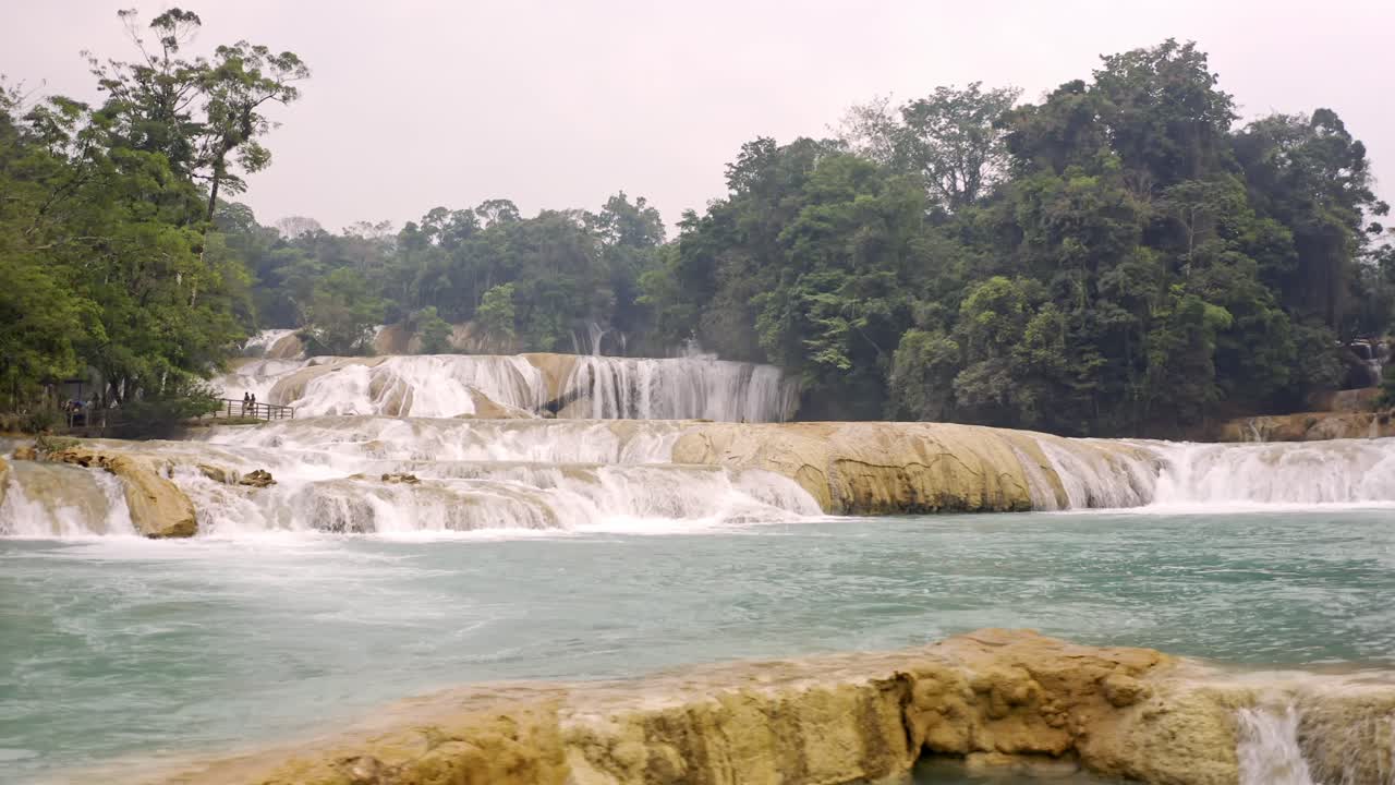 Ripresa aerea con drone delle cascate di Agua Azul. L'immagine mostra le cascate di acqua turchese che scorrono attraverso una fitta giungla nel Chiapas, in Messico.