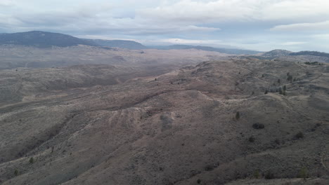 Vista-Aérea-De-Los-Pastizales-Del-Desierto-De-Kamloops-Al-Atardecer