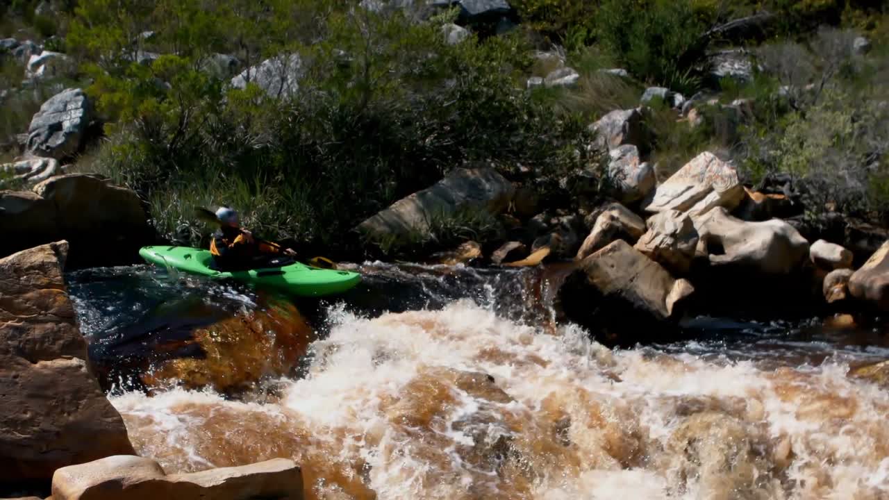 rafting en kayak en el río 4k