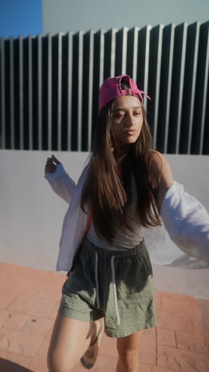 joven con un elegante traje de verano