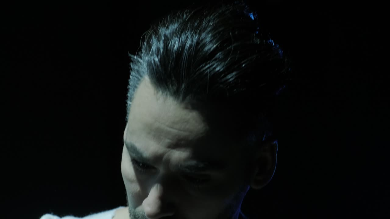 재능있는 혁신적인 예술가는 두 손을 사용하여 큰 캔버스에 그림을 그립니다. 추상적인 현대 미술을 만드는 현대 화가. 속도 화가.