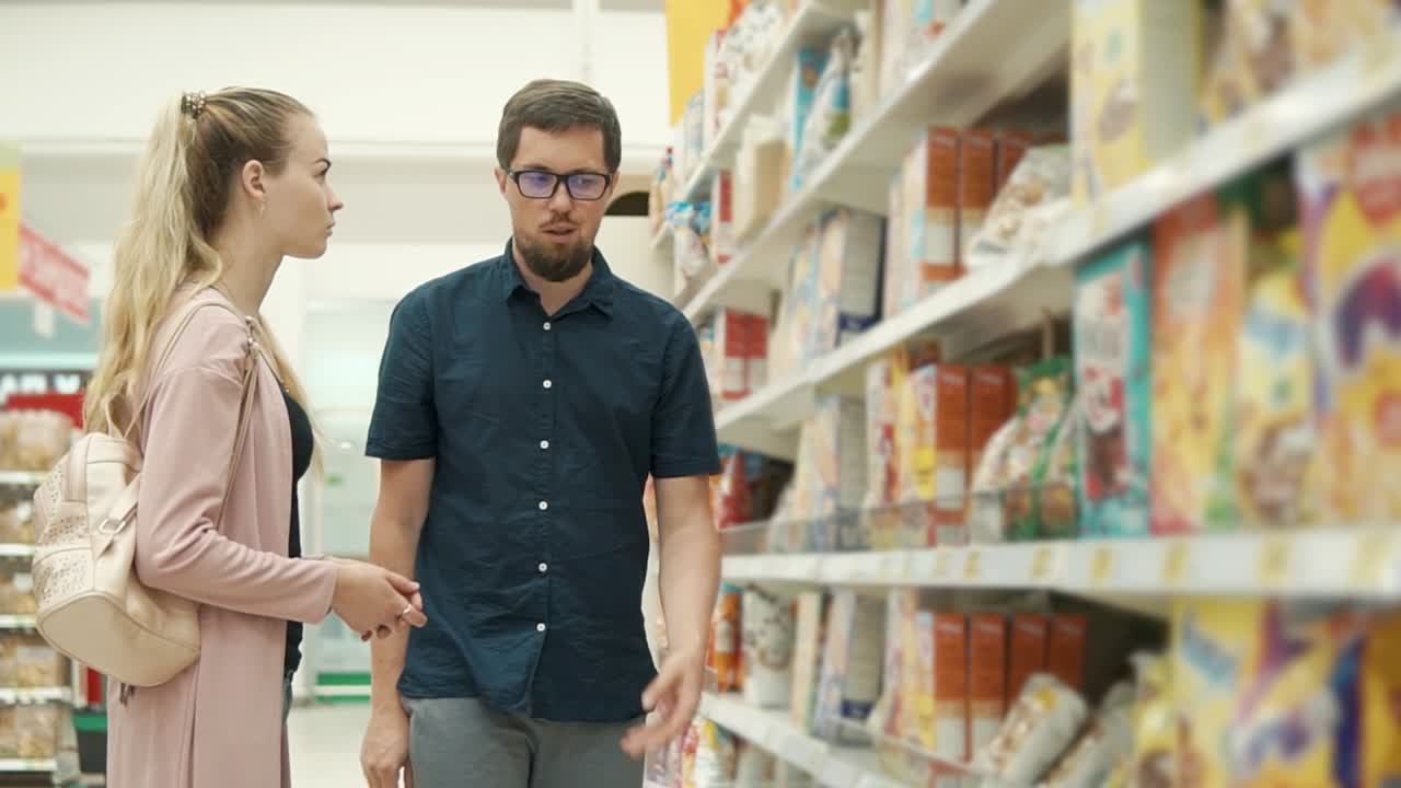 pareja comprando cereales en una tienda de comestibles