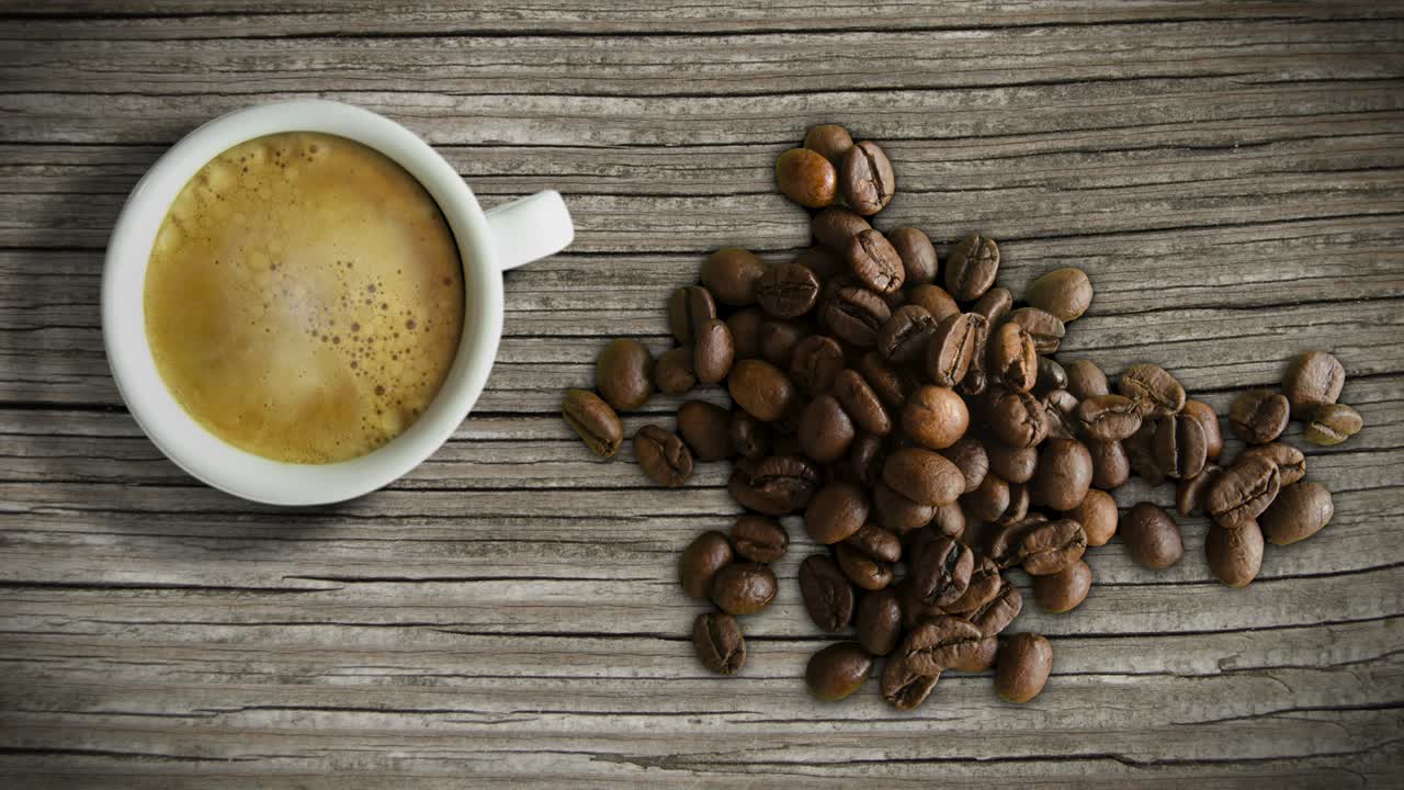 Loopende retro espresso og kaffebønner.