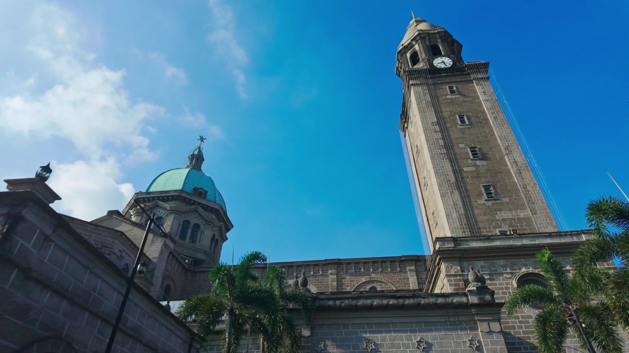 La telecamera scivola a sinistra oltre una chiesa storica a Intramuros, Manila, Filippine.