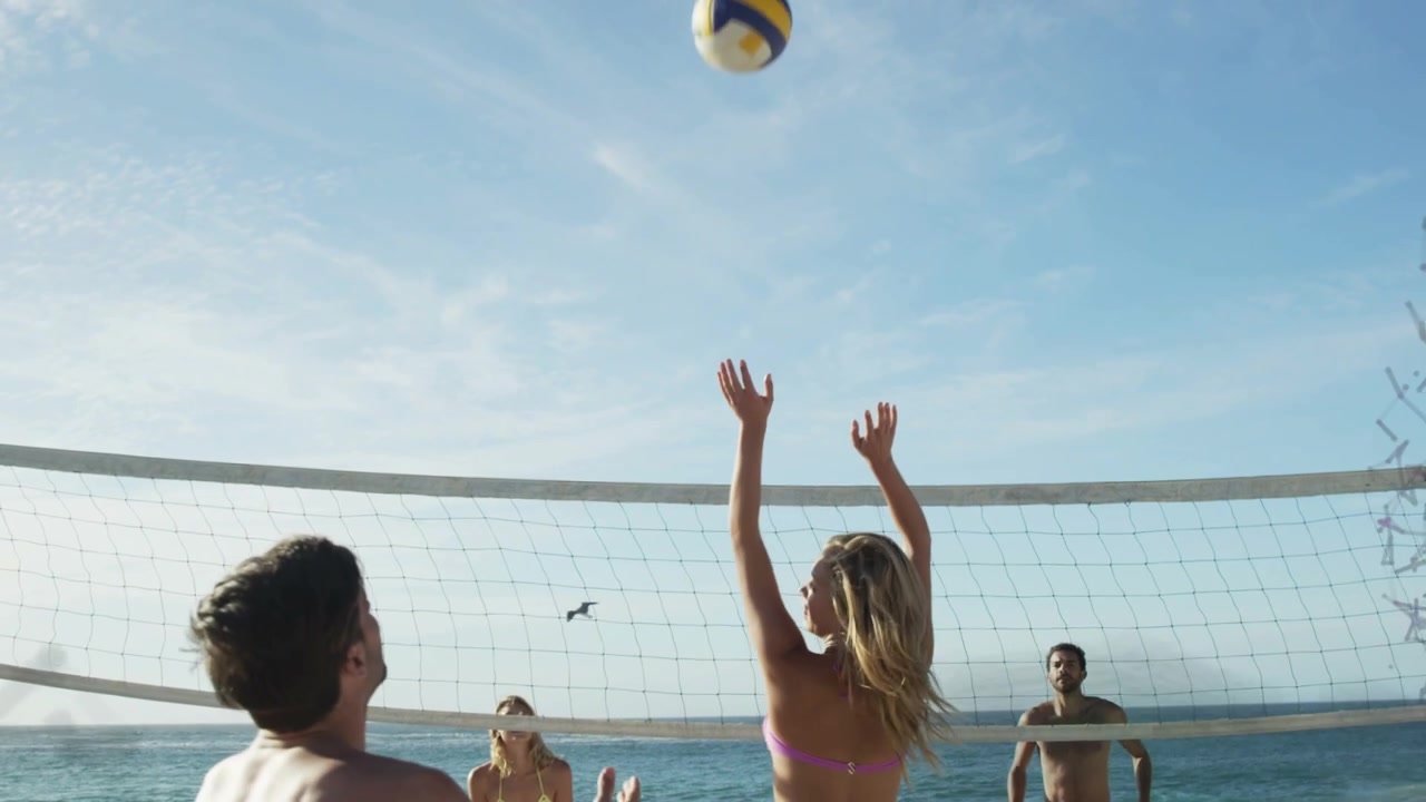 Et volley-slag uden for billedet får en kvinde til at blokere til venstre, en mand til at hoppe til højre, og en anden mand løber for at fortsætte sportsudvekslingen.