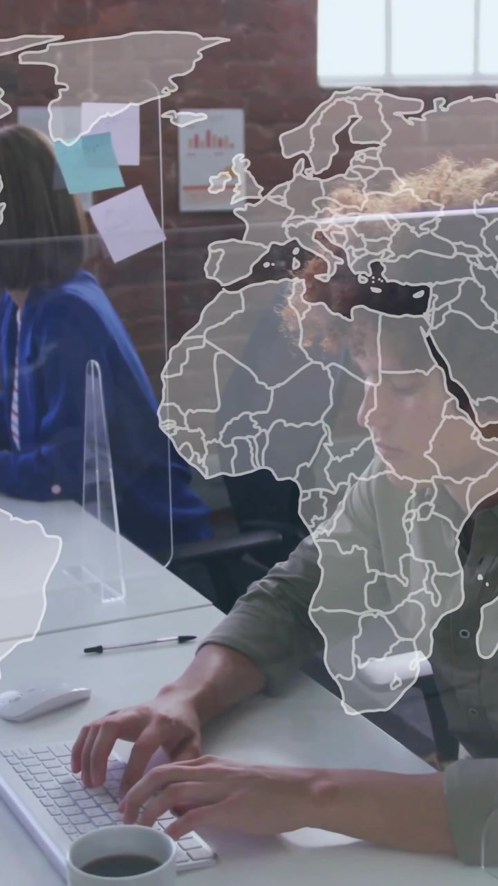 Persone che lavorano alle scrivanie dell'ufficio con sovrapposizione di animazione di una mappa del mondo