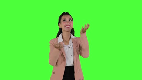 mujer de negocios feliz con el gesto de las manos de malabarismo