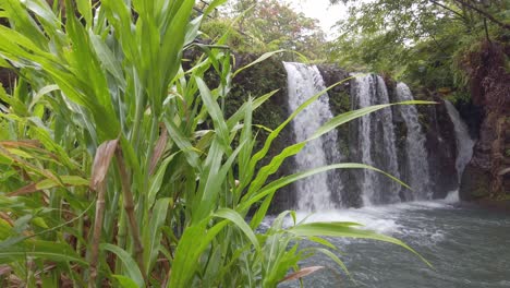 Toma-Panorámica-Lenta-Con-Cardán-De-Hermosas-Cataratas-Superiores-De-Waikani-A-Lo-Largo-Del-Camino-A-Hana-En-Maui,-Hawaii