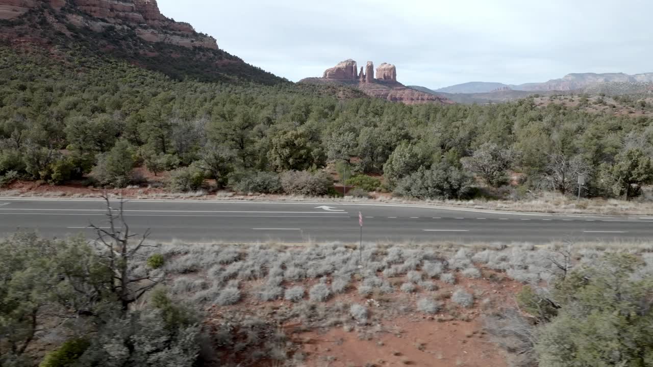 애리조나 주 세도나의 레드 록 산맥과 버트 (red rock mountains and buttes in sedona, arizona) 에서 드론 비디오가 으로 움직이고 있습니다.