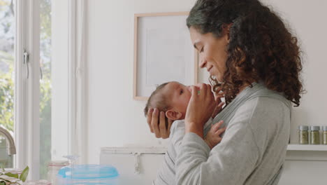 Madre-Sosteniendo-Al-Bebé-En-Casa-Calmando-Al-Recién-Nacido-Cansado-Calmando-Suavemente-Al-Bebé-Inquieto-Criando-Al-Niño-Madre-Amorosa-Disfrutando-De-La-Maternidad