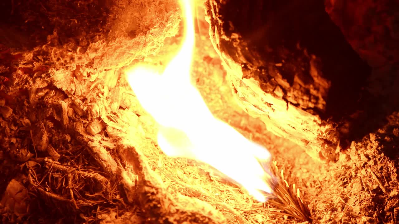 불빛의 오렌지색과 은색의 불꽃의 질감, 걱거리는 크리켓의 소리, 으로 볼 때.