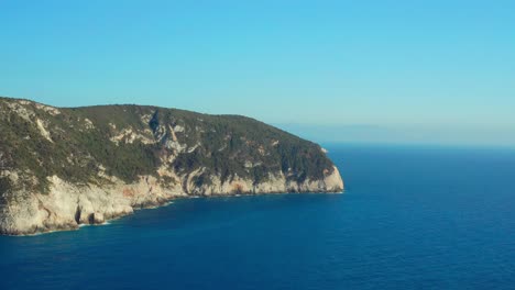 Toma-Aérea-De-La-Costa-De-Lefkada-Cefalonia-En-El-Fondo