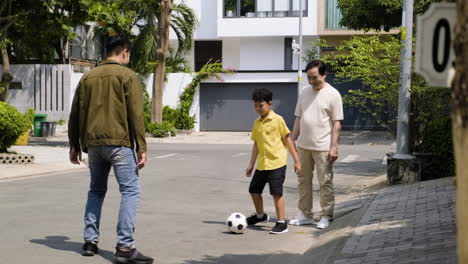 Hombres-Asiáticos-Y-Niño-Divirtiéndose-Al-Aire-Libre