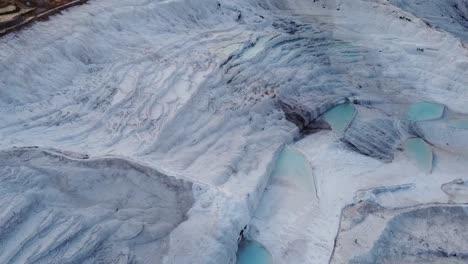 vista aérea de formaciones de piedra caliza y piscinas de travertino en pamukkale, turquía