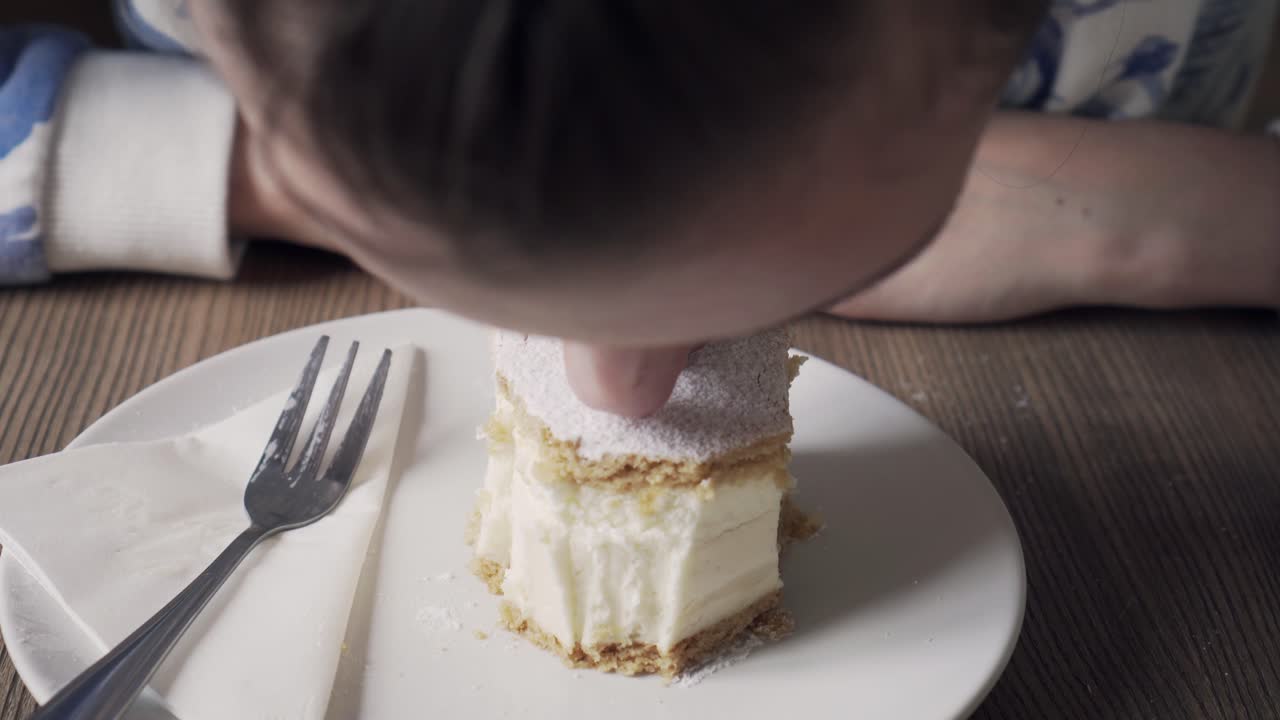 젊고 귀여운 아름다운 소녀에게서 당신을 위한 설탕 입술 키스