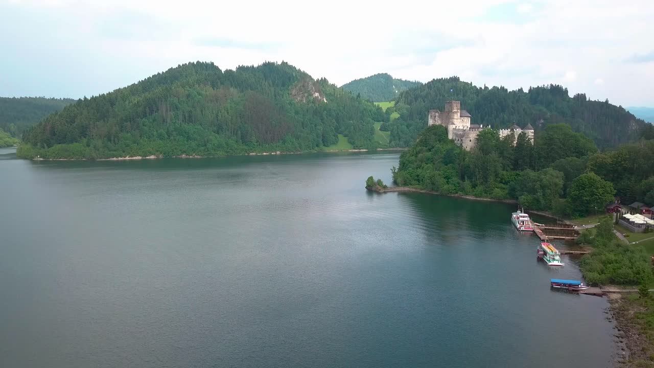 Ripresa aerea con tilt verso il basso del castello medievale di Nedec in Polonia