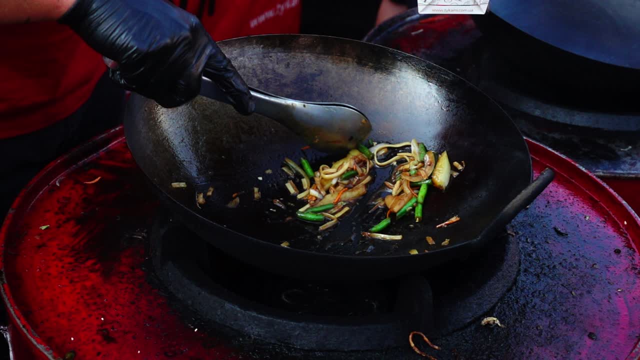 亞洲美食。鑊炒。慢動作。