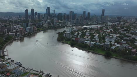 Brissy-Brisbane-Stadt-Fluss-Citycat-Fähren-Boote-Australien-Luftdrohne-Südufer-Park-Quay-Skyline-Wolkenkratzer-Kräne-Glashaus-Berge-Regnerisch-Bewölkt-Australisch-Morgen-Sommer-Herbst-Winter-Vorwärts-Schwenk