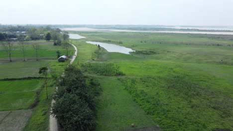 vista de avión no tripulado de la isla fluvial más grande de asia, la isla de majuli